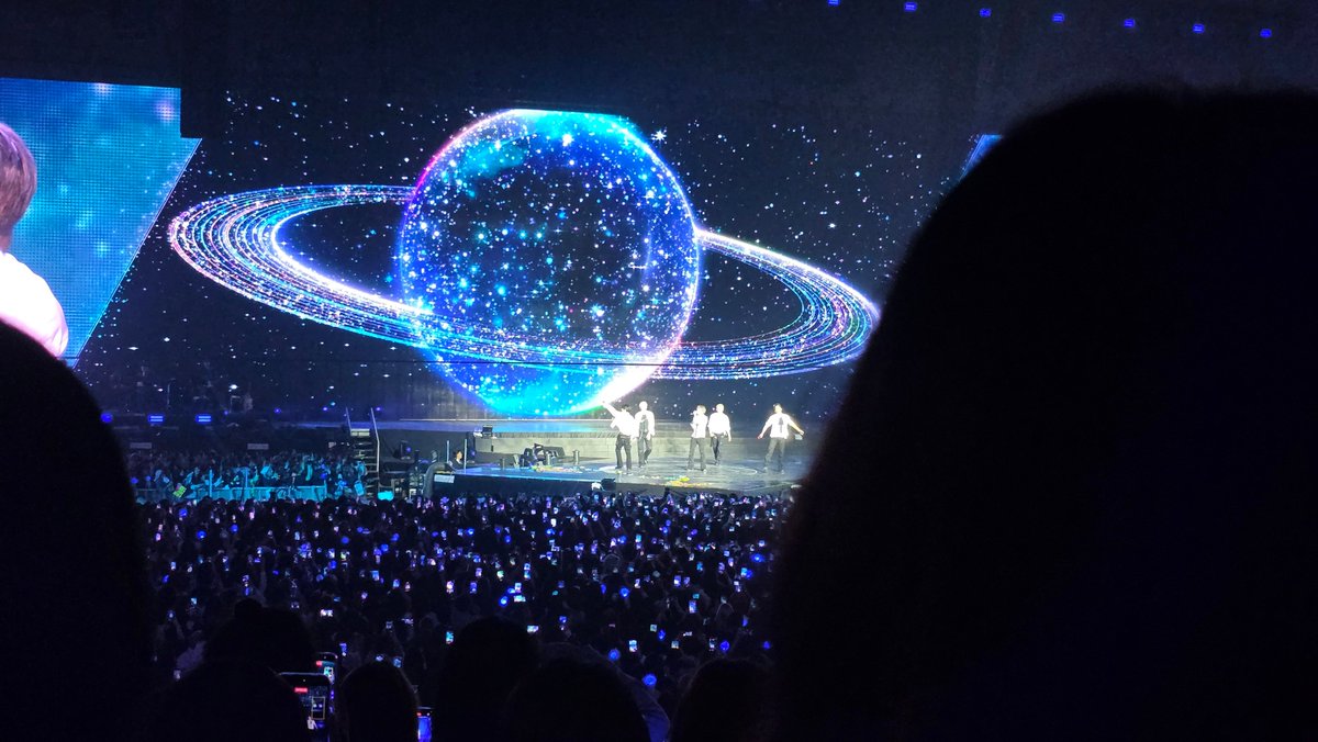 저도 투바투콘에 다녀왔는데요
전체적으로 무대 연출이 너무 예뻤고 락사운드<< 너무 좋았음
충동적으로 막콘도 가기로 함... 셋리부터 기승전결 완벽한 느낌
보통 절대 같은 콘서트 2번 이상 안 가는데 시간 가는 줄 몰랐고 너무 아름다웠음🥹