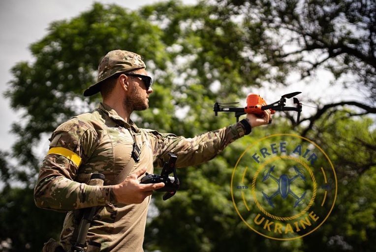 zloy_odessit's tweet photo. ‼️Друзі!

Вашої допомоги потребує єдина на півдні країни школа операторів дронів - «Вільне повітря» (Free Air)!

Зараз вкрай гостро постає питання забезпечення українського війська операторами дронів з хоча б базовим досвідом пілотування fpv.

На жаль, в більшості майбутній оператор прибуває на позицію з мінімальними знаннями, або з повною їх відсутністю, тому школи операторів дрони є вкрай необхідними.

🙏🏻 Останнім часом школа існує ще й завдяки вашим донатам. Саме через вашу віру в нас, ми можемо продовжувати навчання і забезпечувати курсантів всім необхідним. 

📌 Реквізити для допомоги:
Mono 🫙 https://t.co/LrWWiGUiLR

PayPal: freeair.ua@gmail.com

🙏🏻 Кожен ваш внесок - це ще один крок до Перемоги! 🇺🇦UA983348510000000026003238732