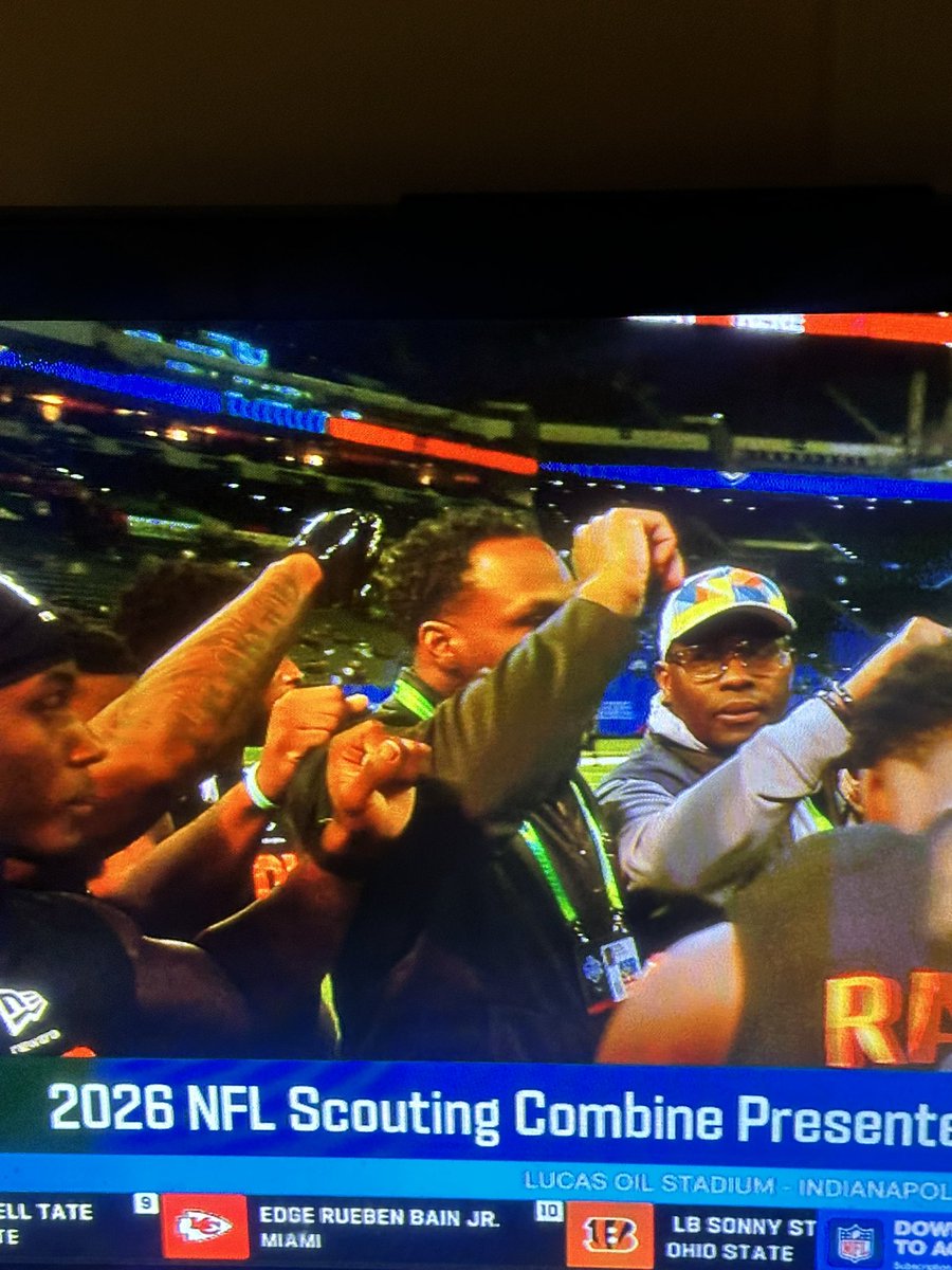 beaver_jus34386's tweet photo. Beaver legend @sj39 coaching running backs at the NFL combine. #GoBeavs #NFLCombine2026 https://t.co/MYZBPIZz15