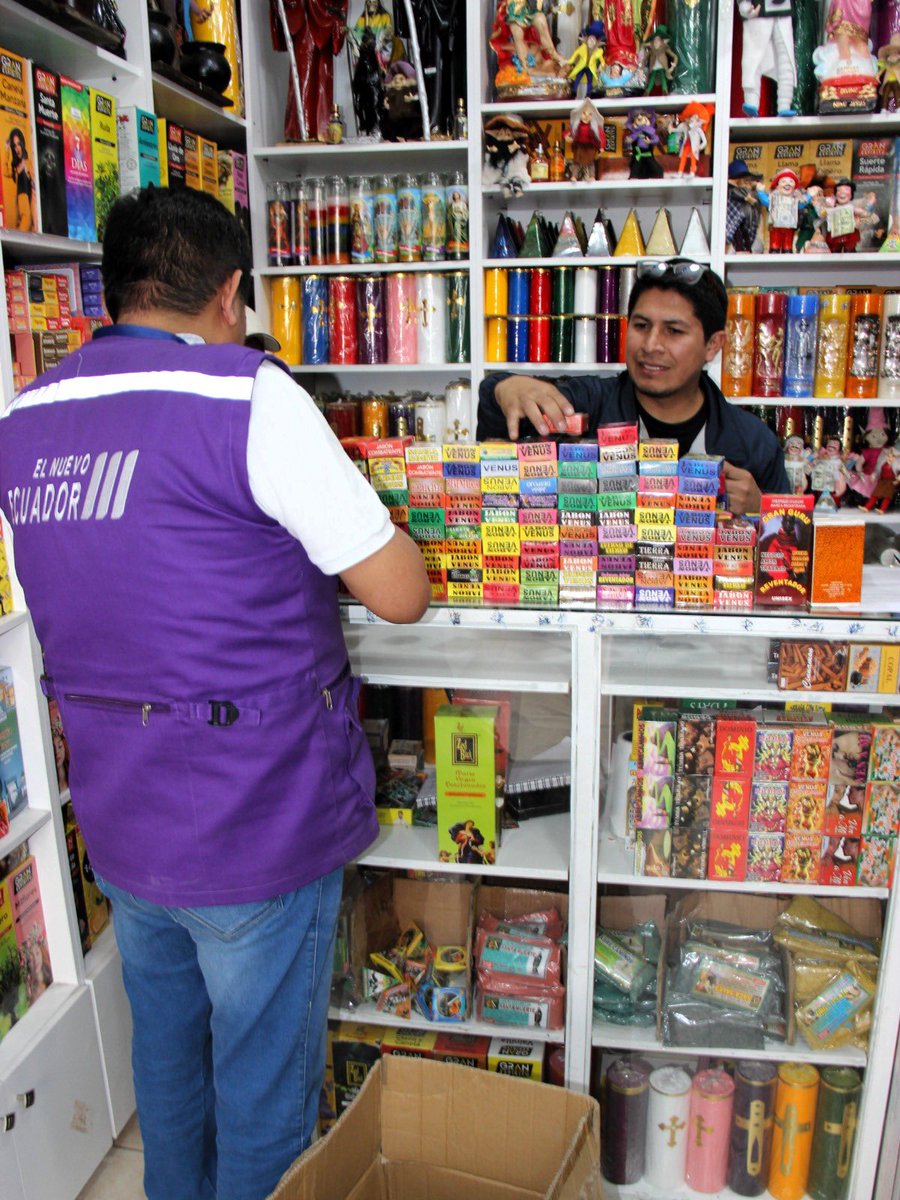 Arcsa_Ec's tweet photo. ¡Seguimos firmes ante el contrabando! 🚨✋🏻

Más de 1200 productos esotéricos y cosméticos irregulares, presuntamente falsificados y con fechas de caducidad vencidas, fueron detectados en un local de #Loja que fue clausurado.

#ArcsaControla ✅
#ElNuevoEcuador 🇪🇨 https://t.co/GWUFTFYcTh