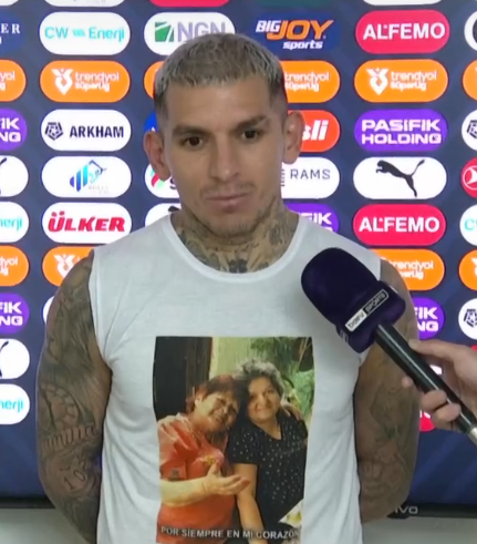 PesindeyizApp's tweet photo. Lucas Torreira: "Taraftarımız Lig'de ve Şampiyonlar Ligi'nde galip gelmemiz için ellerinden geleni yapıyorlar bizim de onlara hediye etmemiz gerekiyor. Bu büyük kulüp nerelere geldi, durup keyfini çıkarmamız lazım. Türk bayrağını da orada temsil ediyoruz. Bunun keyfini hep birlikte çıkarmalıyız."