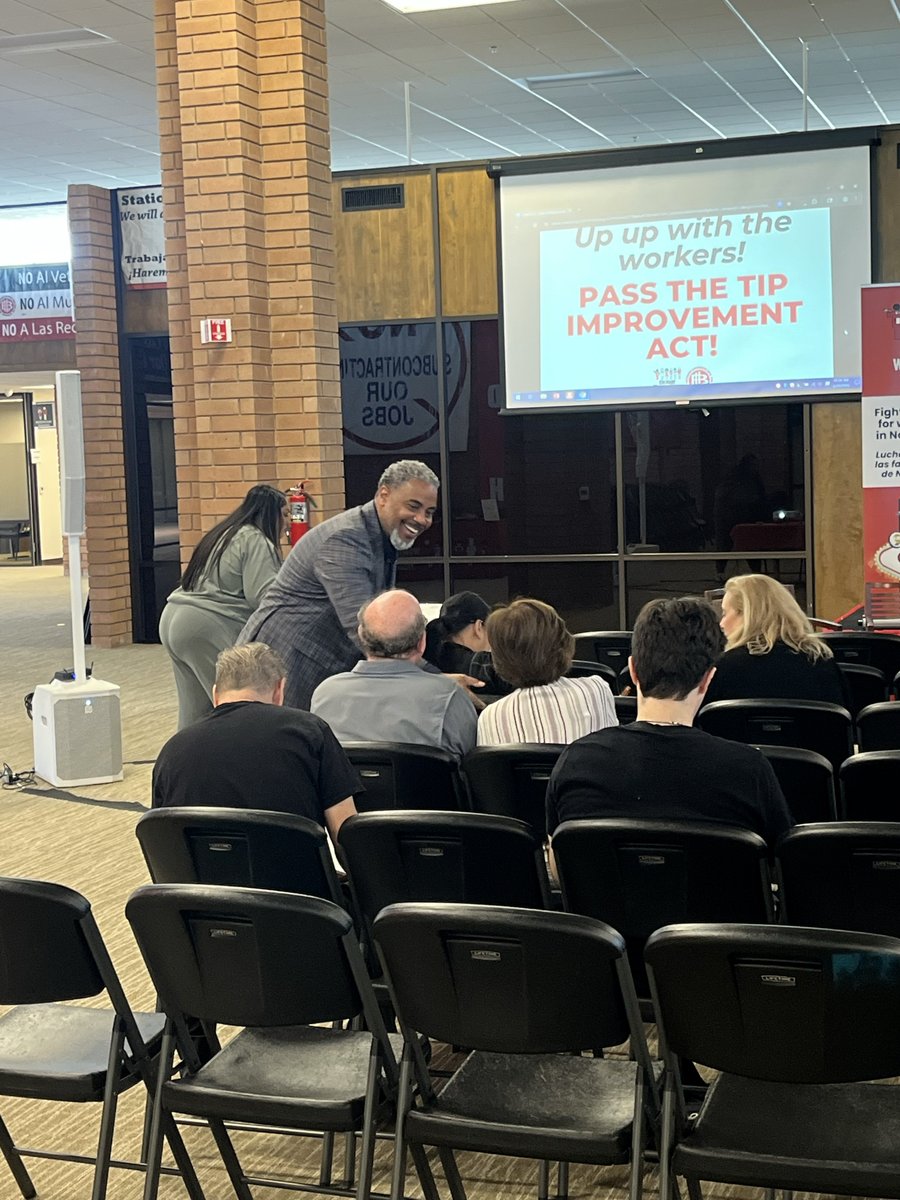 Culinary226's tweet image. Tipped earner Shop Stewards are gathered at Culinary Union HQ this morning for a #NoTaxesOnTips meeting with @RepHorsford and @LindaForNevada.

Culinary Union members are for the facts and to organize for a permanent No Taxes on Tips. ✊🏽