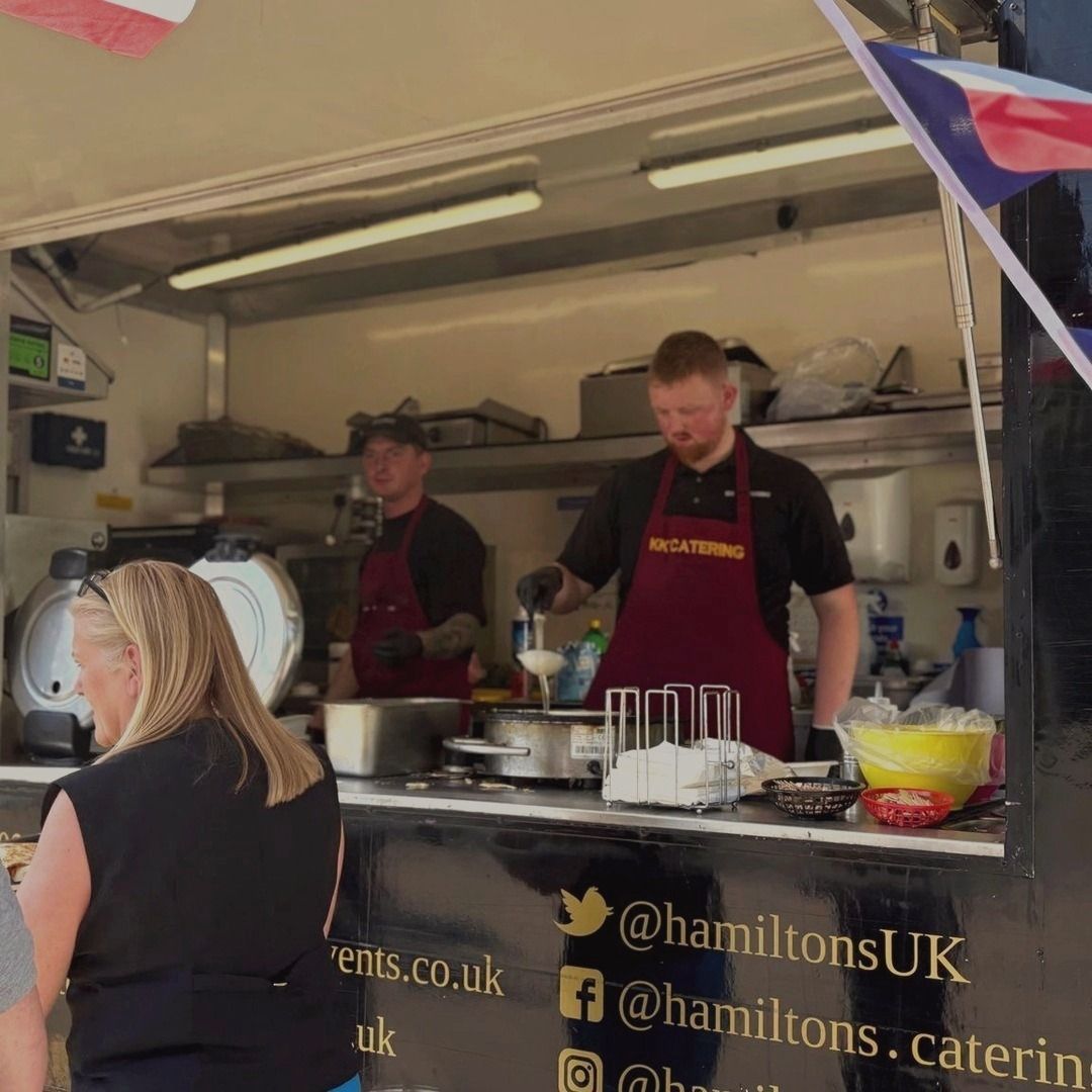 Site manager — sunshine, a hungry crew and our trailer dishing hot grub in minutes. On-site catering means no kitchen needed and we feed large teams fast. Stress less, lunch more. #catering #mobilecatering #kkcatering