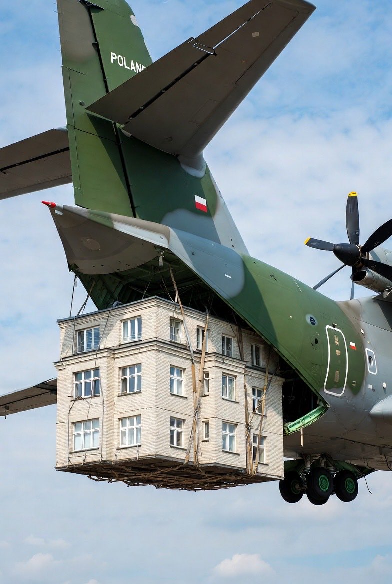 Minister Aplebaum podjął decyzję o przekazaniu naszym zaatakowanym izraelskim braciom pomocy wojskowej w postaci 2000 kamienic. Pierwsze transporty już ruszyły.

„Te kamienice były obiecane naszym braciom już 3000 a może nawet 6000 lat temu” - wyjaśnił Radosław Aplebaum

Brawo ❤️