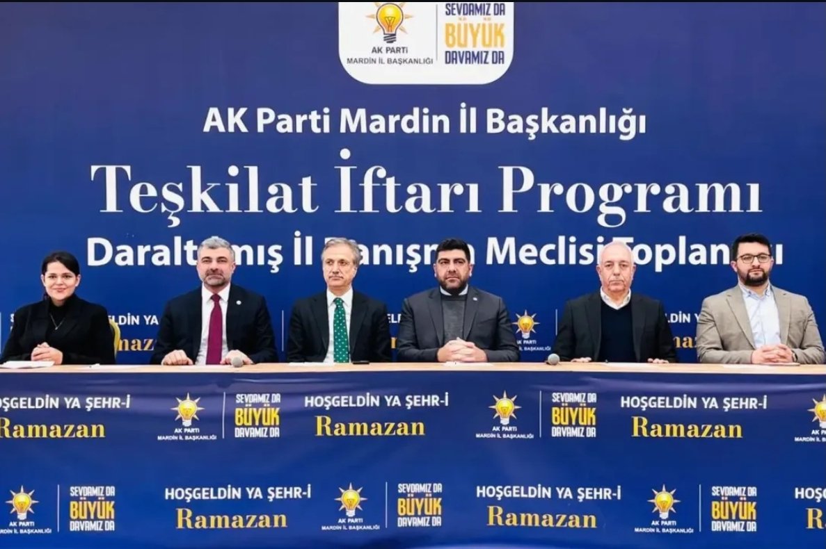 AKGenclikMardin's tweet photo. 📌AK Parti Mardin İl Başkanlığı Daraltılmış İl Danışma Meclisi ve Geleneksel Teşkilat İftarı Toplantısına AK Genç Mardin olarak güçlü bir katılım sağladık.

📌İl Başkanımız Sayın Mehmet Uncu başkanlığında;
📌İl Koordinatörümüz Sayın Yusuf Coşkun,
📌Milletvekilimiz Sayın Faruk Kılıç,
📌Kurucu İl Başkanımız ve Önceki Dönem Milletvekilimiz Sayın Nihat Eri,
📌Kadın Kolları Başkanımız, Gençlik Kolları Başkanımız,
Üç Kademe İlçe Başkanlarımız ve kıymetli teşkilat üyelerimizin katılımlarıyla hem istişare toplantımızı gerçekleştirdik hem de iftar soframızda bir araya geldik.
📌AK Gençlik olarak Ramazan’ın bereketini, kardeşliğini ve dayanışma ruhunu aynı sofrada paylaşırken; teşkilat çalışmalarımıza katkı sunmaya ve sahadaki gücümüzü daha da artırmaya devam ediyoruz.
Birliğimiz daim, davamız güçlü olsun.
Toplantımızın ve iftar programımızın hayırlara vesile olmasını diliyoruz.
#milletimizleniyetimizbir #heranındahepyanında