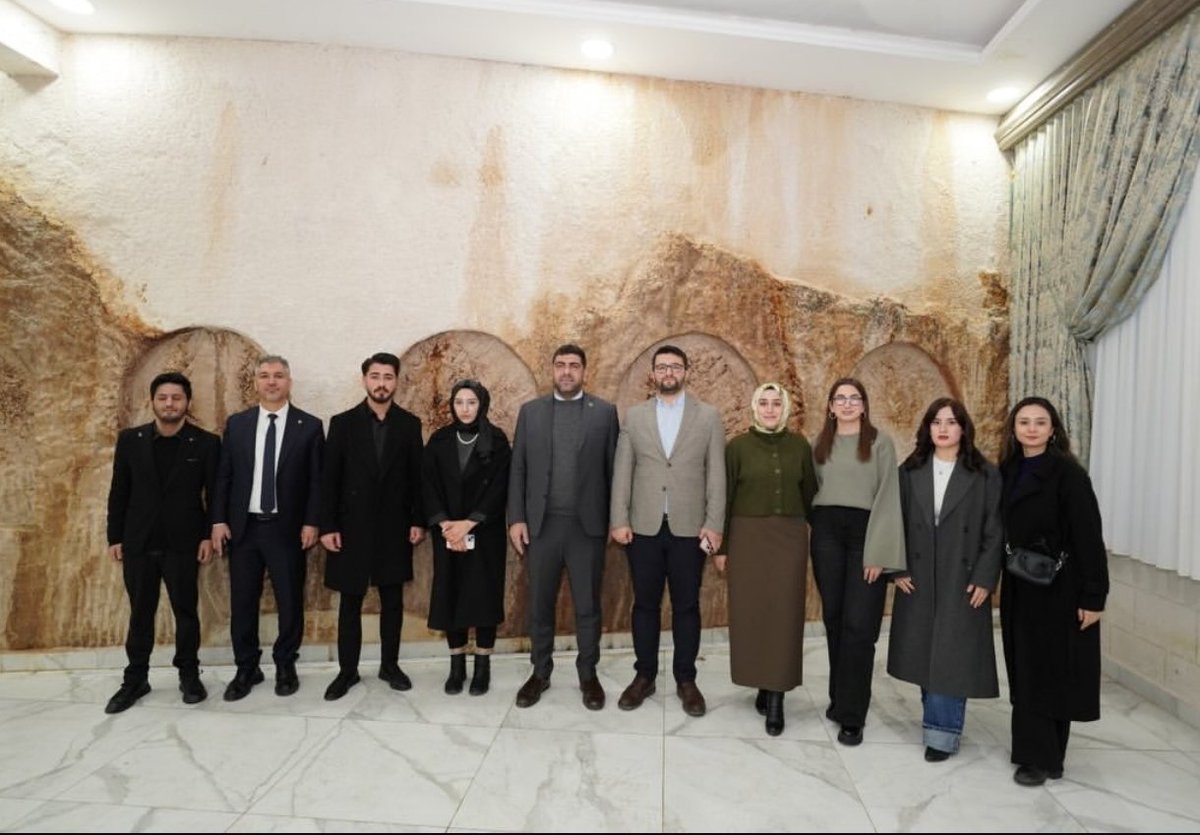 AKGenclikMardin's tweet photo. 📌AK Parti Mardin İl Başkanlığı Daraltılmış İl Danışma Meclisi ve Geleneksel Teşkilat İftarı Toplantısına AK Genç Mardin olarak güçlü bir katılım sağladık.

📌İl Başkanımız Sayın Mehmet Uncu başkanlığında;
📌İl Koordinatörümüz Sayın Yusuf Coşkun,
📌Milletvekilimiz Sayın Faruk Kılıç,
📌Kurucu İl Başkanımız ve Önceki Dönem Milletvekilimiz Sayın Nihat Eri,
📌Kadın Kolları Başkanımız, Gençlik Kolları Başkanımız,
Üç Kademe İlçe Başkanlarımız ve kıymetli teşkilat üyelerimizin katılımlarıyla hem istişare toplantımızı gerçekleştirdik hem de iftar soframızda bir araya geldik.
📌AK Gençlik olarak Ramazan’ın bereketini, kardeşliğini ve dayanışma ruhunu aynı sofrada paylaşırken; teşkilat çalışmalarımıza katkı sunmaya ve sahadaki gücümüzü daha da artırmaya devam ediyoruz.
Birliğimiz daim, davamız güçlü olsun.
Toplantımızın ve iftar programımızın hayırlara vesile olmasını diliyoruz.
#milletimizleniyetimizbir #heranındahepyanında