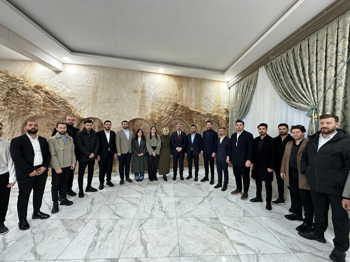 AKGenclikMardin's tweet photo. 📌AK Parti Mardin İl Başkanlığı Daraltılmış İl Danışma Meclisi ve Geleneksel Teşkilat İftarı Toplantısına AK Genç Mardin olarak güçlü bir katılım sağladık.

📌İl Başkanımız Sayın Mehmet Uncu başkanlığında;
📌İl Koordinatörümüz Sayın Yusuf Coşkun,
📌Milletvekilimiz Sayın Faruk Kılıç,
📌Kurucu İl Başkanımız ve Önceki Dönem Milletvekilimiz Sayın Nihat Eri,
📌Kadın Kolları Başkanımız, Gençlik Kolları Başkanımız,
Üç Kademe İlçe Başkanlarımız ve kıymetli teşkilat üyelerimizin katılımlarıyla hem istişare toplantımızı gerçekleştirdik hem de iftar soframızda bir araya geldik.
📌AK Gençlik olarak Ramazan’ın bereketini, kardeşliğini ve dayanışma ruhunu aynı sofrada paylaşırken; teşkilat çalışmalarımıza katkı sunmaya ve sahadaki gücümüzü daha da artırmaya devam ediyoruz.
Birliğimiz daim, davamız güçlü olsun.
Toplantımızın ve iftar programımızın hayırlara vesile olmasını diliyoruz.
#milletimizleniyetimizbir #heranındahepyanında
