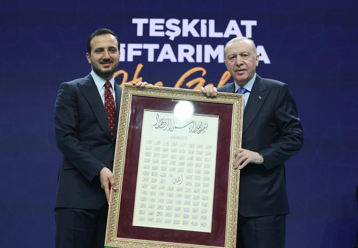 Genel Başkanımız ve Cumhurbaşkanımız Sayın <a href="/RTErdogan/">Recep Tayyip Erdoğan</a> ’ın teşrifleriyle İstanbul İl Başkanlığı Teşkilat İftarımızı büyük bir coşku ve muhabbetle gerçekleştirdik.

“Bir Olmak Ruhumuzda Var” anlayışıyla aynı sofrada buluştuğumuz bu mübarek ayda; birlik ve kardeşliğimiz bir kez daha