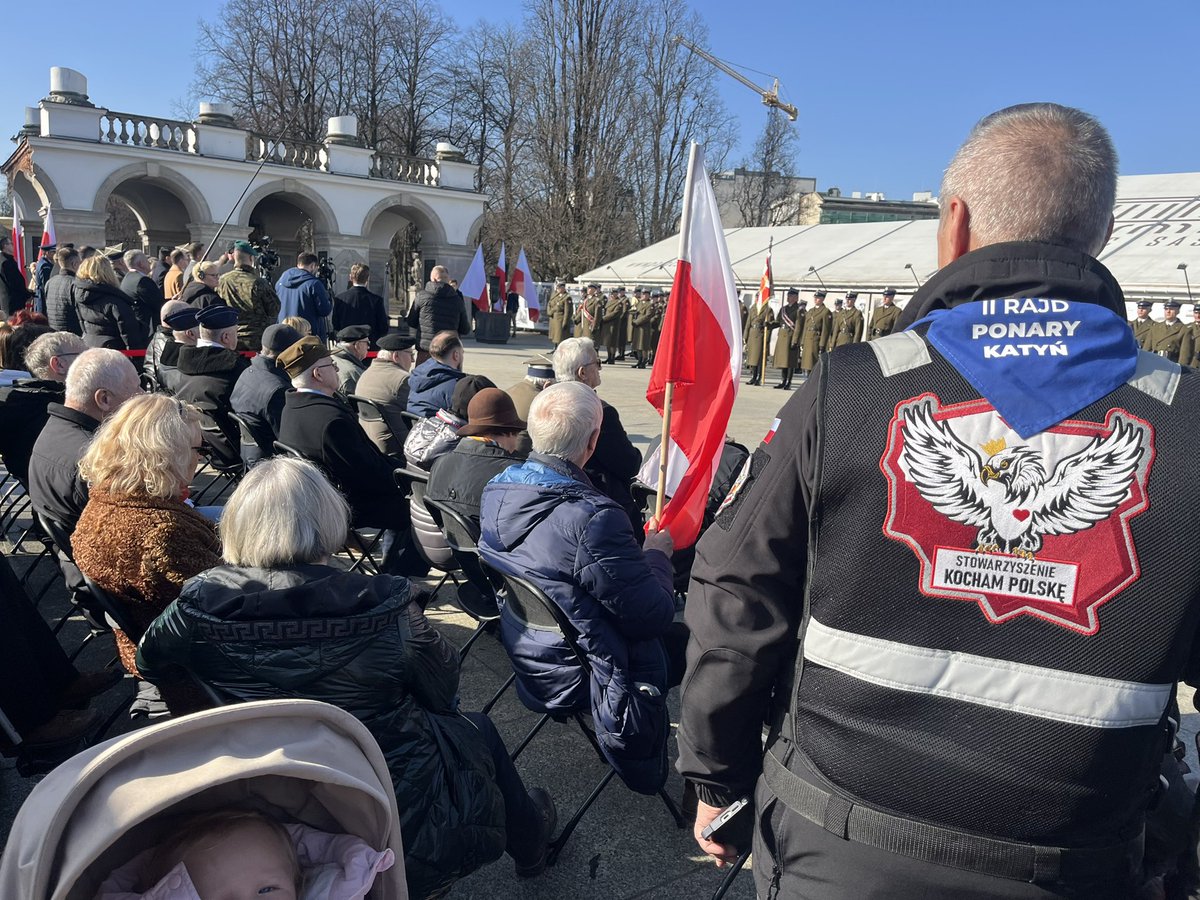 Dziś, podczas obchodów rocznicy zagłady Huty Pieniackiej zaczepili mnie turyści z Hiszpanii.
Zapytali, jaka to uroczystość. Najpierw myśleli, że chodzi o Zbrodnie Katyńską.

Odpowiedziałam, że upamiętniamy ofiary jednego z najmniej znanych ludobójstw w Europie: mordów na Polakach