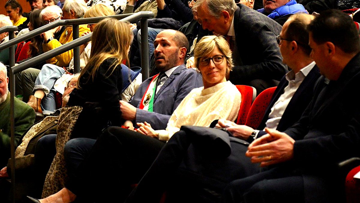 regioneFVGit's tweet image. "Cinquant’anni di storia, amicizia e passione. Il Coro Glemonensis ha saputo resistere e crescere, portando il #Friuli nei Fogolârs furlans di tutto il mondo. Un orgoglio per Gemona e per tutta la nostra comunità." Così oggi l'assessore @barbara_zilli 👉tinyurl.com/ycxub77d