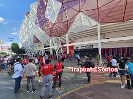 cuiro's tweet photo. @BIYIK__ Así nos la vendieron en el Estadio Irapuato (Sergio León Chávez). Compara el render original con el resultado final:

Y la justificación de gobierno para decir que la remodelación costo 100mdp... https://t.co/wQDSZf7Enb https://t.co/Ju9OuFaBGh