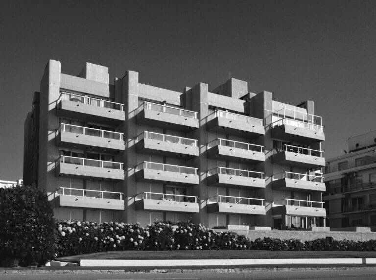 TRES60Blog's tweet photo. Edificio Arrecifes, obra de Rodolfo López Rey construida en 1974 en Punta del Este, Maldonado (Uruguay).

#RodolfoLópezRey #EdificioArrecifes #arquitectura #arquitecturamoderna #formamoderna https://t.co/CGWkVXCYeC