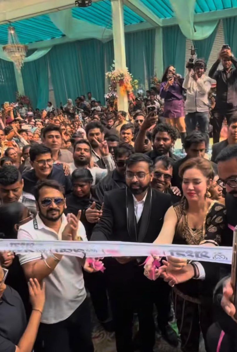 RinkuJainIYC's tweet photo. Congratulations Shraddha Fashion Mall for new beginnings graced by Munmun Dutta (Babita Ji)💐✨ #munmumdutta https://t.co/WYfkWTrEt5