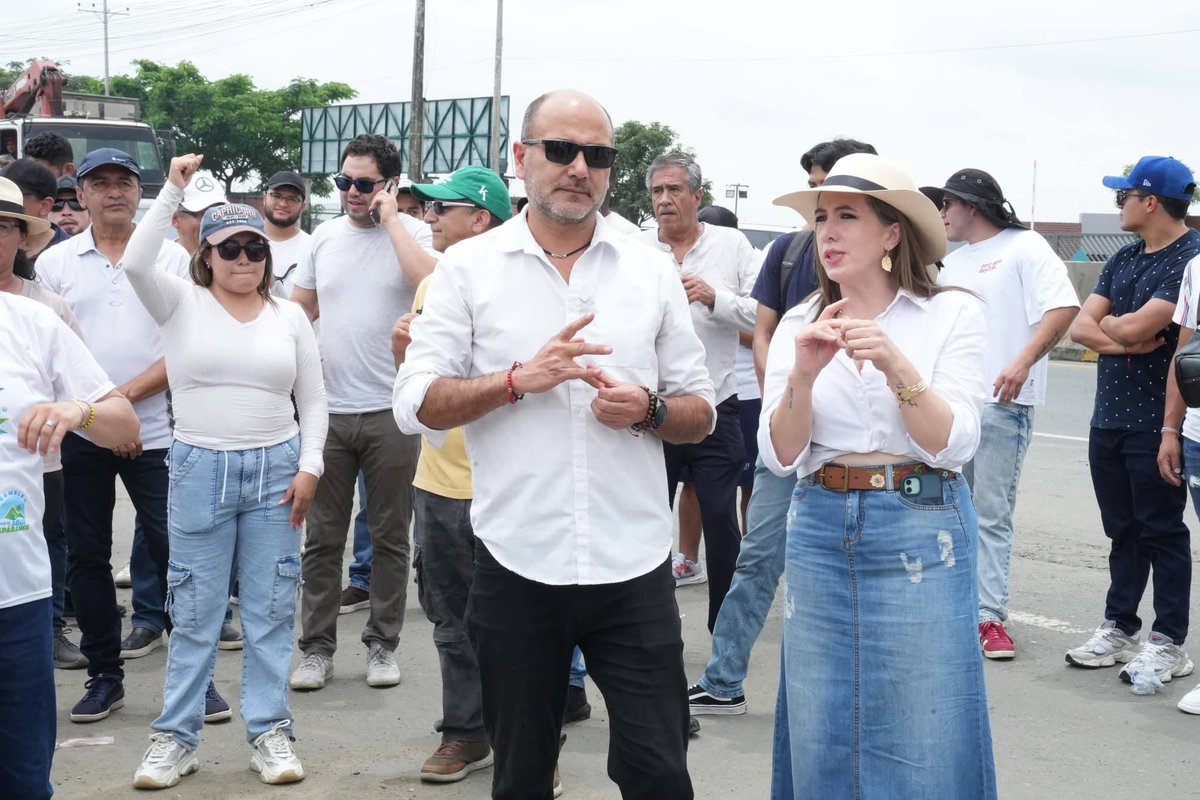 MoteradioCuenca's tweet photo. #Noticias 
Por conducir en estado de embriaguez la Viceprefecta del Azuay Alexandra Quintanilla fue detenida por agentes de tránsito de la Emov. 
Aún no se determina la sanción. 
Noticia confirmada. https://t.co/roSYfne4US