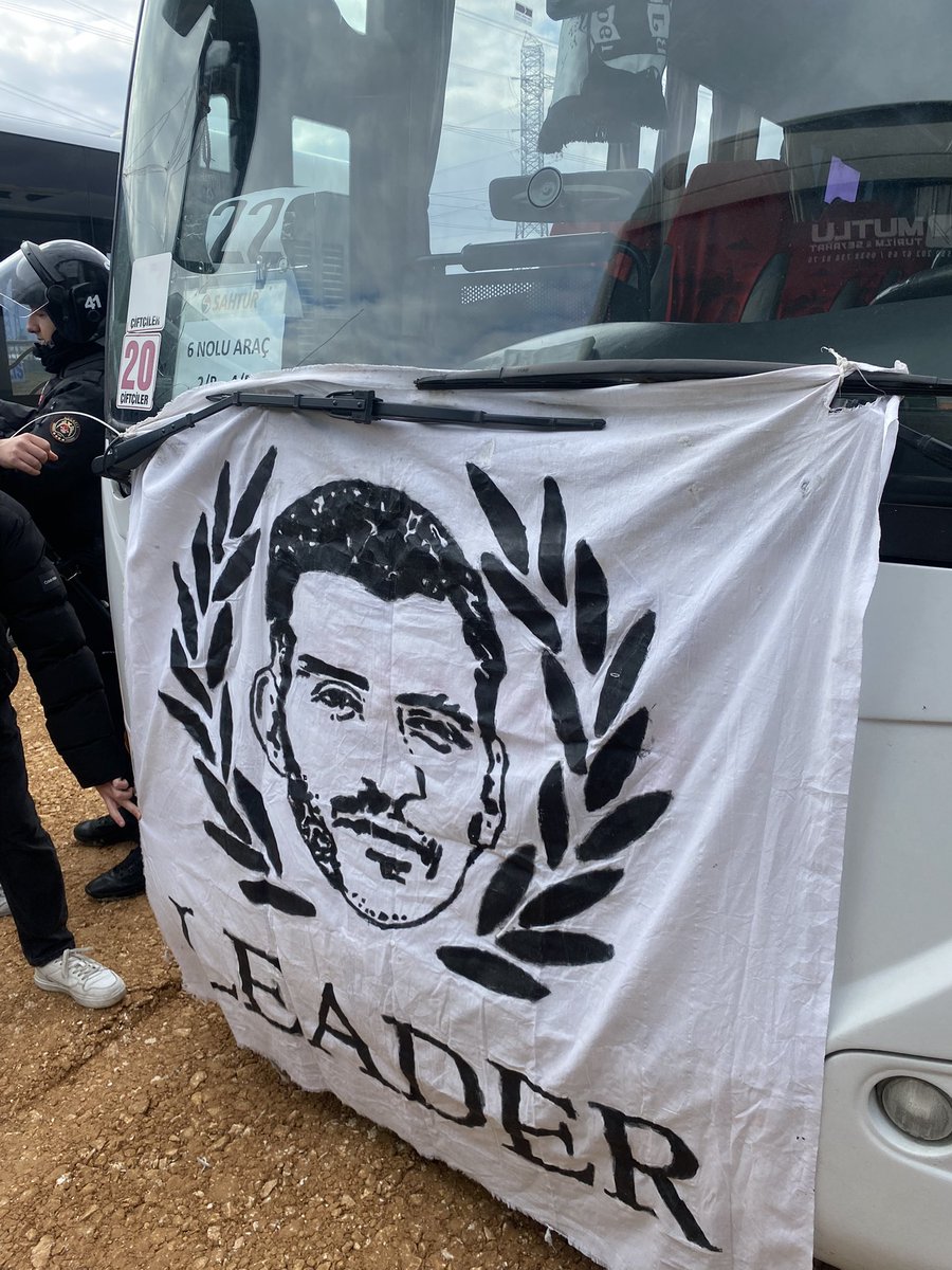 Şimdi gittiğimiz herhangi bir deplasman Şehrinde kaşıkladığımız çorba soğuk geliyor, ısıtmıyor içimizi. Ekmek yavan, Doyurmuyor. Çayın demi, kazanın tadı, semtin coşkusu yok sensizlikten beri.
Sen rahat uyu Optik Başkan, Kardeşlerin vazgeçmez bu şanlı Davadan..!