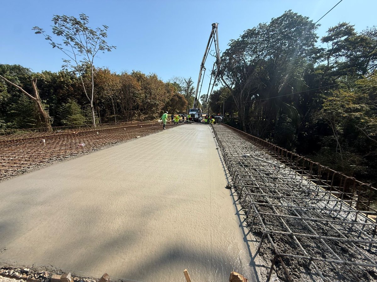 SICT_Oaxaca's tweet photo. 🚧 Avanza el nuevo puente “Arroyo Choapam”.
El Centro SICT Oaxaca realizó la construcción de la losa del segundo claro, como parte de los trabajos estructurales en el km 15+090 del tramo Tuxtepec – Valle Nacional, sobre la Carretera Federal Tuxtepec – Oaxaca.#PuenteArroyoChoapam https://t.co/sePzqPwwI2