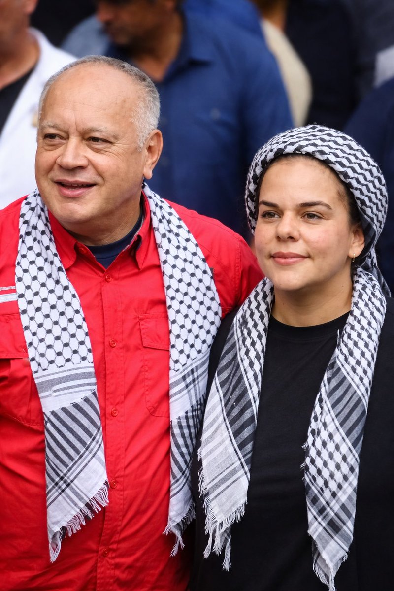 No sé cómo se llama, ¿me pueden ayudar?

En esa foto, ¿a quién está apoyando?

Soy nuevo en X y desconozco el tema.