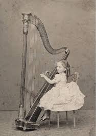 La arpista Clotilde Cerdà nacía #TalDiaComoHoy de 1861. Durante mucho tiempo se creyó que Clotilde era hija del urbanista Ildefonso Cerdà y su esposa Clotilde, pero él no fue el padre. A pesar de que le dio su apellido y aceptó su presencia en el hogar, Ildefonso acabaría