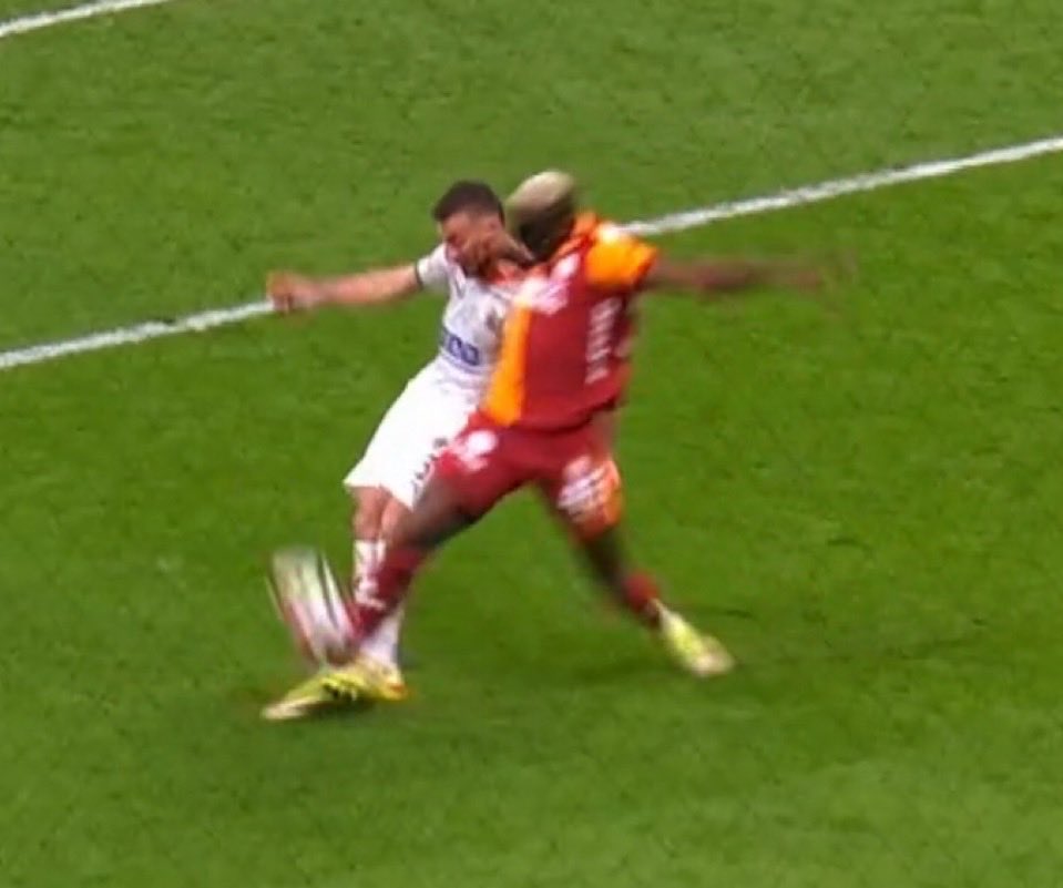 Var hakemi Halil Umut Meler bir penaltı bir kırmızı kartı vermedi!
#GSvALN