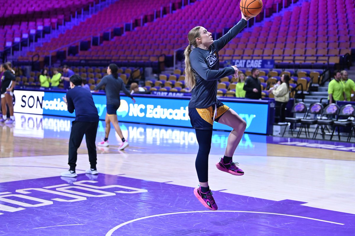 uncgwbb's tweet photo. Getting warmed up in the Whee!
#protecttheG #letsgoG https://t.co/g03itxHKc1