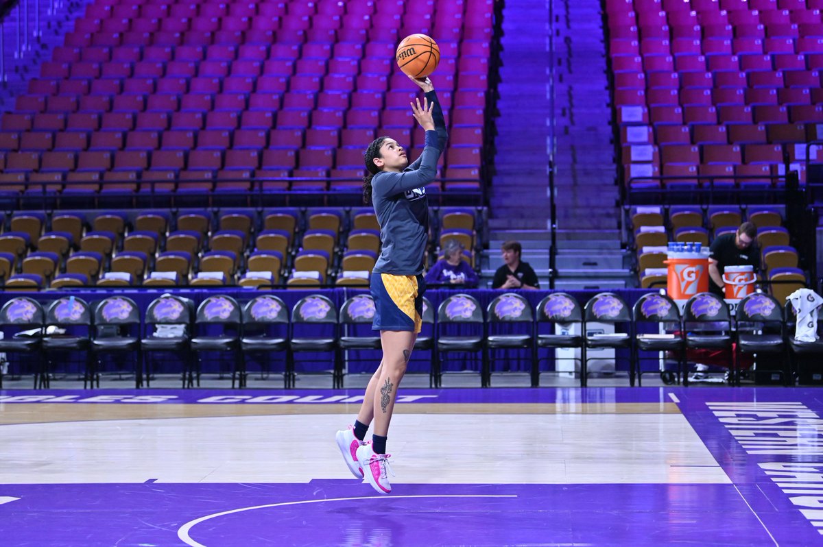 uncgwbb's tweet photo. Getting warmed up in the Whee!
#protecttheG #letsgoG https://t.co/g03itxHKc1
