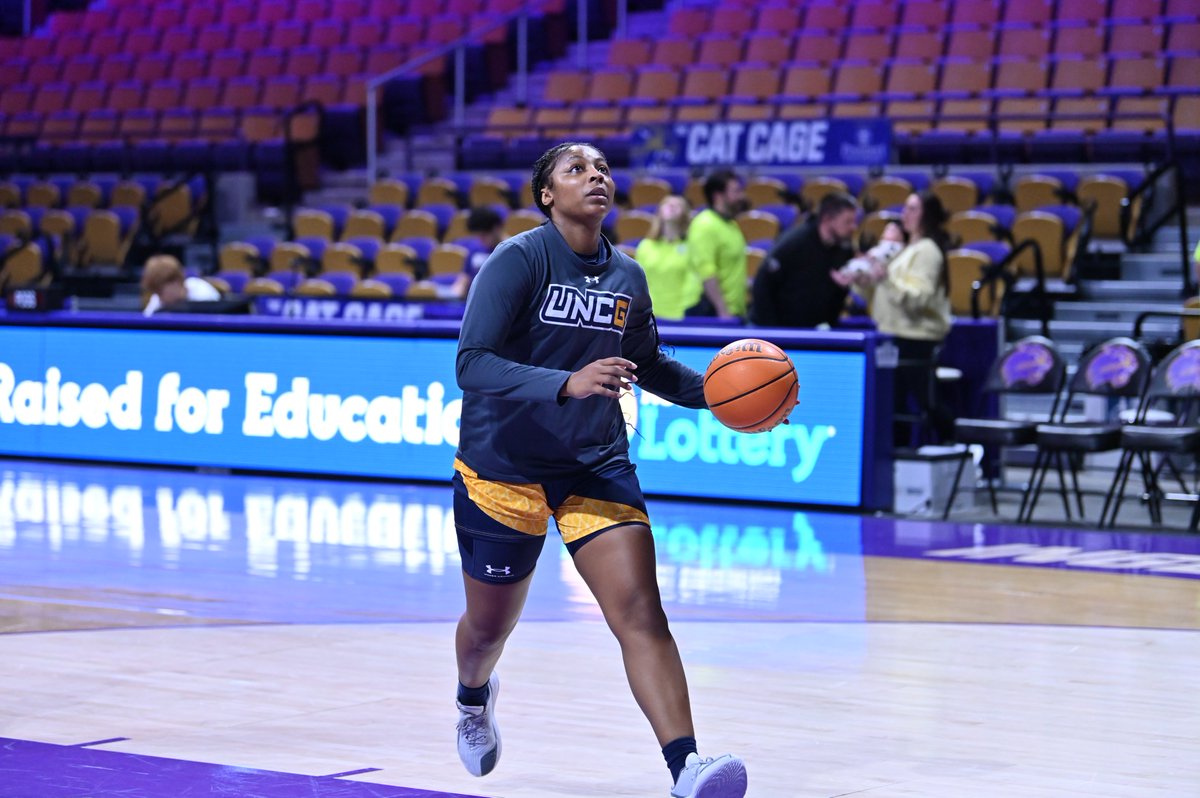 uncgwbb's tweet photo. Getting warmed up in the Whee!
#protecttheG #letsgoG https://t.co/g03itxHKc1