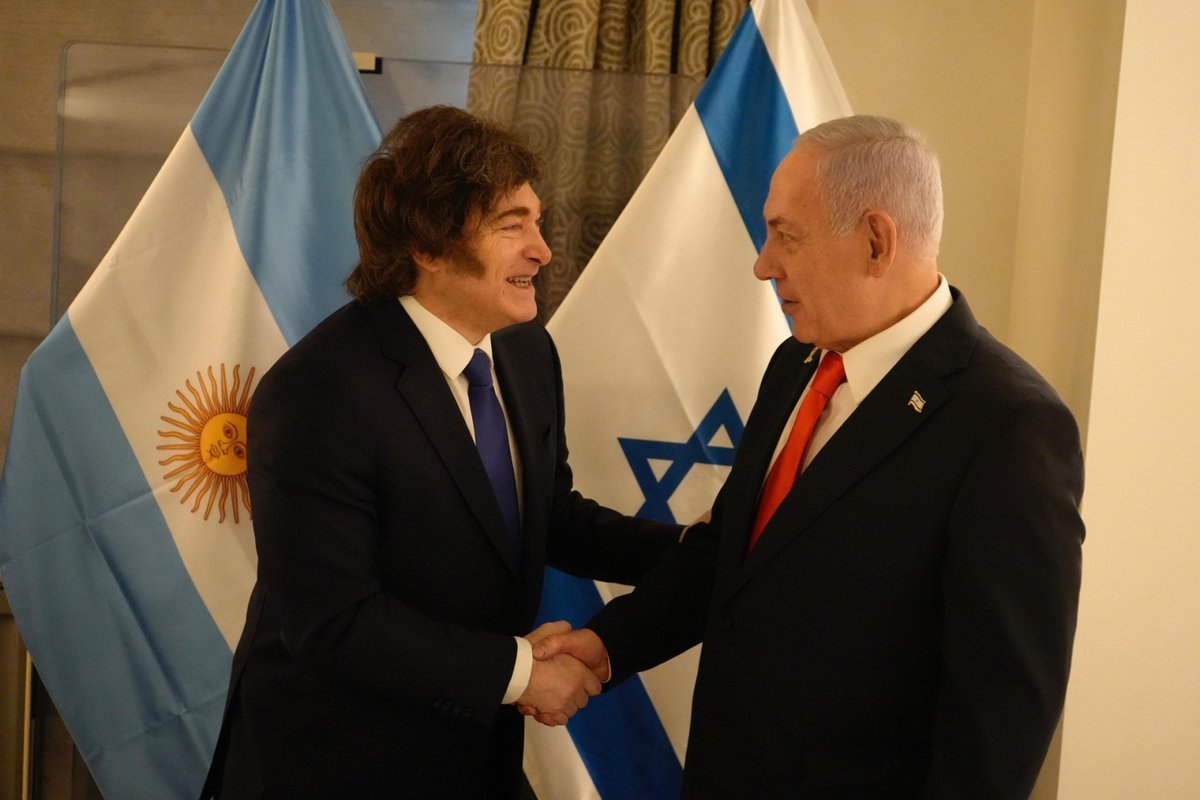 MundoEConflicto's tweet photo. 🚨 #ALERTA | Argentina “valora y apoya” el ataque de Estados Unidos e Israel contra Irán. El Gobierno argentino expresó su respaldo a la ofensiva lanzada este sábado por Estados Unidos e Israel contra Irán. https://t.co/RIzUmZBDVz