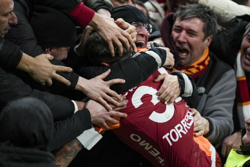 IFAB kural 12 açıkça söylüyor:
gol sevincinde tribüne atlamak = sportmenlik dışı davranış = sarı kart.

Lucas Torreira tribüne atlıyor,
ama kart çıkmıyor.

kural var, uygulama yok.
adalet değil, ayrıcalık.
lig değil, tiyatro.