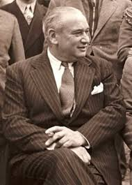 BigBaldito's tweet photo. Ángel Urraza

La gran mayoría de los habitantes de la Ciudad de México, ubican el Eje 6 Sur, y en su tramo que corresponde de Av. Insurgentes al Eje Central, Lázaro Cárdenas, atravesando las colonias Insurgentes - San Borja, Del Valle Centro, Vértiz Narvarte e Independencia, saben que dicha avenida lleva el nombre de Ángel Urraza, pero ¿Quién fue él?

Ángel Urraza Saracho fue un destacado empresario español-mexicano de origen vasco, reconocido como uno de los inmigrantes que contribuyó significativamente al desarrollo industrial de México en el siglo XX.

Nació #UnDíaComoHoy 1 de marzo de 1891 (135 años) en Alonsotegui (Alonsotegi), Vizcaya, en el País Vasco, España. A los 19 años, en 1910, emigró a México llegando con muy pocos recursos (solo 100 pesetas en el bolsillo), poco antes del estallido de la Revolución Mexicana.

Comenzó trabajando en oficios modestos y pronto inició como vendedor ambulante de tacones de hule (suelas y reparaciones de calzado), lo que le permitió acumular capital inicial. Con visión empresarial, en 1927-1929 fundó la Compañía Manufacturera de Artefactos de Hule Euzkadi, S.A. (conocida simplemente como Euzkadi), en sociedad con otros empresarios como Teodoro Arocena. Esta empresa se convirtió en una de las más importantes de México en la fabricación de productos de hule, especialmente llantas y neumáticos, llegando a ser líder en el mercado nacional durante décadas. (Incluso se menciona en la película Goldfinger de James Bond como marca presente en una escena en México).

Fue un apasionado del fútbol y apoyó a la selección vasca de Euskadi (Euzkadi) durante su exilio en México en 1937-1939 tras la Guerra Civil Española. Ayudó económicamente y logísticamente al equipo, que incluso participó temporalmente en la liga mexicana bajo el nombre “Euzkadi”, logrando un subcampeonato. De igual forma,  fue consejero de numerosas empresas entre ellas, Seguros Monterrey, Banco de Londres y México, Seguros la Provincial,  entre otras.

Falleció el 11 de diciembre de 1946 en la Ciudad de México.

Su legado perdura en la Colonia Del Valle (Benito Juárez, CDMX), donde hay una calle importante que lleva su nombre: Ángel Urraza. Es recordado como un ejemplo de superación de un inmigrante que llegó sin nada y construyó un imperio industrial, contribuyendo al desarrollo económico y a la comunidad vasca en México.

#CallesDeMéxico #CDMX @En_laDelValle #AngelUrraza