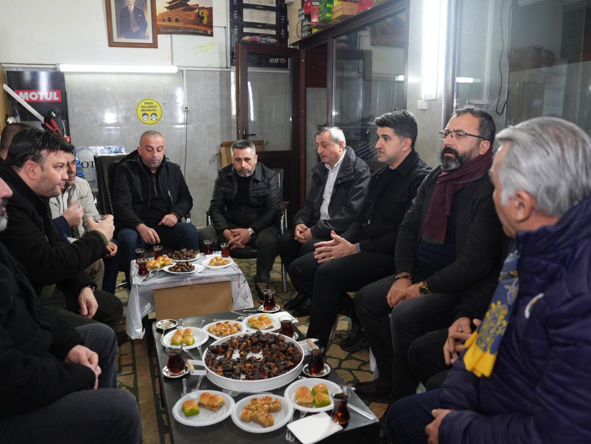 onursaladiguzel's tweet photo. İftarın ardından İrfan ustamızın dükkanında çay ve kestane eşliğinde komşularımızla sohbet ettik.

Misafirperverliği için İrfan ustamıza, muhabbetiyle bu akşamı daha da güzelleştiren komşularımıza teşekkür ediyorum. İyi ki varsınız ❤️ https://t.co/F5v5cyNJbS