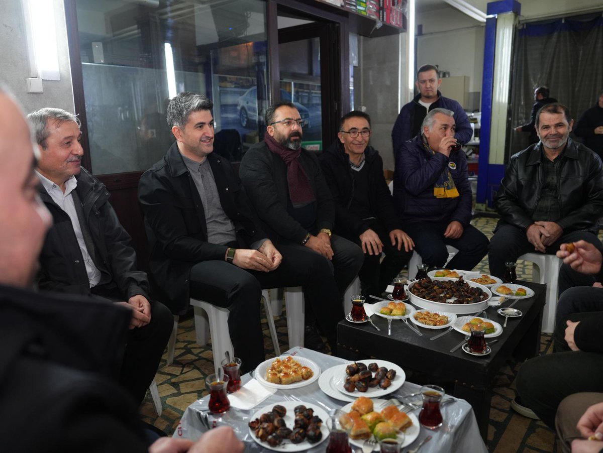onursaladiguzel's tweet photo. İftarın ardından İrfan ustamızın dükkanında çay ve kestane eşliğinde komşularımızla sohbet ettik.

Misafirperverliği için İrfan ustamıza, muhabbetiyle bu akşamı daha da güzelleştiren komşularımıza teşekkür ediyorum. İyi ki varsınız ❤️ https://t.co/F5v5cyNJbS