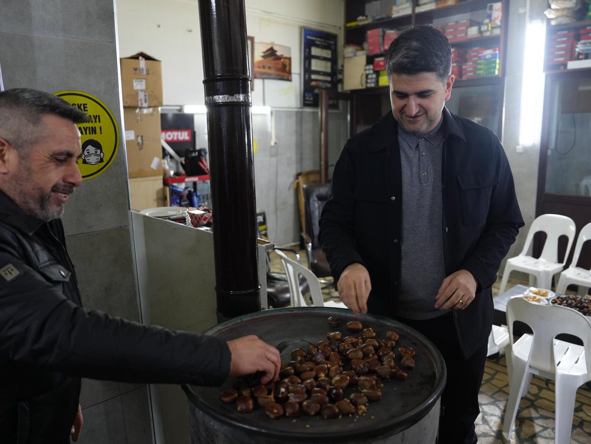 onursaladiguzel's tweet photo. İftarın ardından İrfan ustamızın dükkanında çay ve kestane eşliğinde komşularımızla sohbet ettik.

Misafirperverliği için İrfan ustamıza, muhabbetiyle bu akşamı daha da güzelleştiren komşularımıza teşekkür ediyorum. İyi ki varsınız ❤️ https://t.co/F5v5cyNJbS