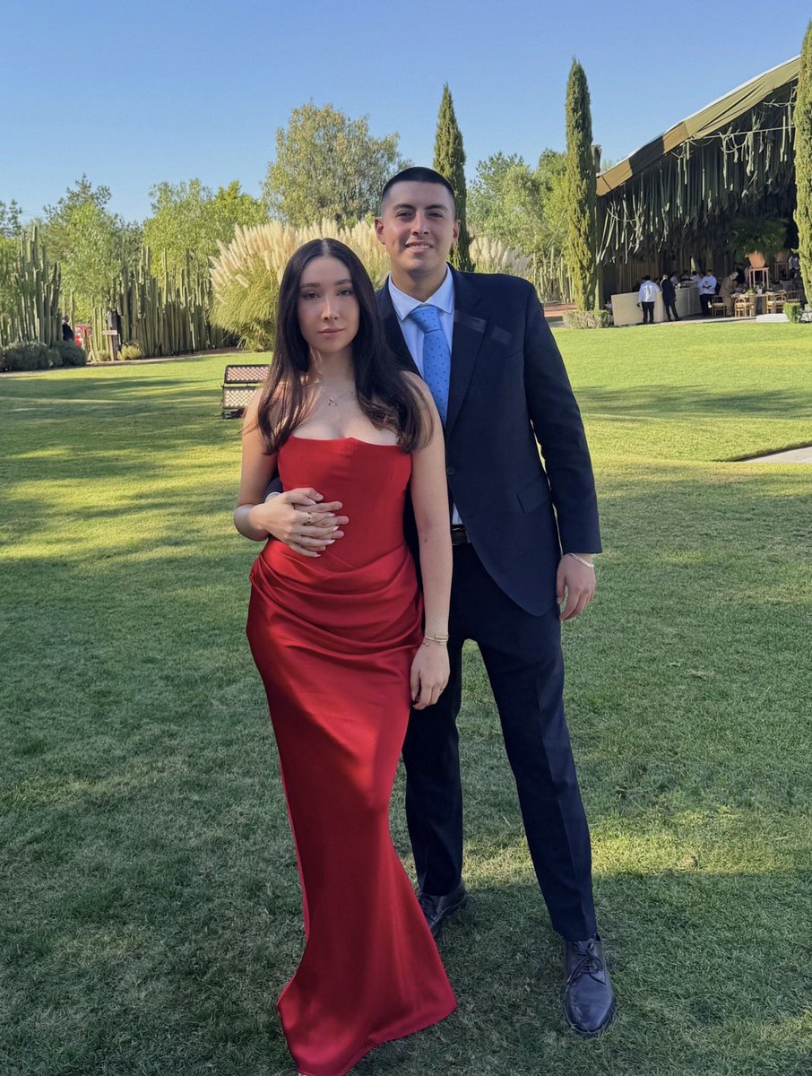 Denuncias0's tweet photo. @AlessandraRdlv el colmo de la hipocresía atacas a @DianaSanchezBar y te fotografías con sus sobrinos Grecia Jiménez y Leonet Jiménez hijos de su hermano Rubén Jiménez BARRIOS o acaso es xq Leonet tiene una relación con tu asesora Fernanda? En fin la hipocresía https://t.co/eYYcV1jmX3