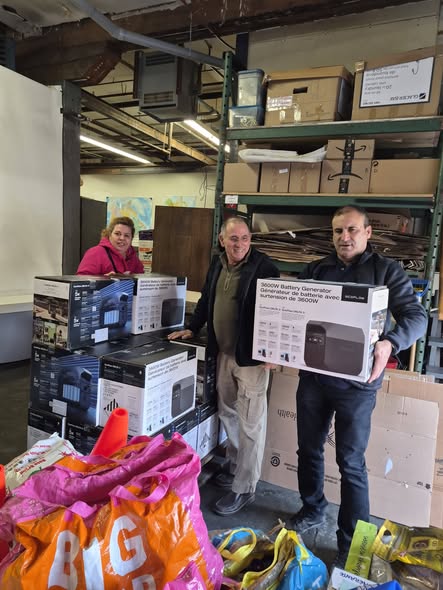 Asociación de Cubanos Residentes en Canada "Juan Gualberto Gómez" sigue rechazando el bloqueo económico recrudecido de EEUU y apoyando al pueblo de #Cuba. Hoy trabajan en preparación de un nuevo contenedor, el numero 19, con donaciones para enviar a nuestro país. #CubaNoEstáSola