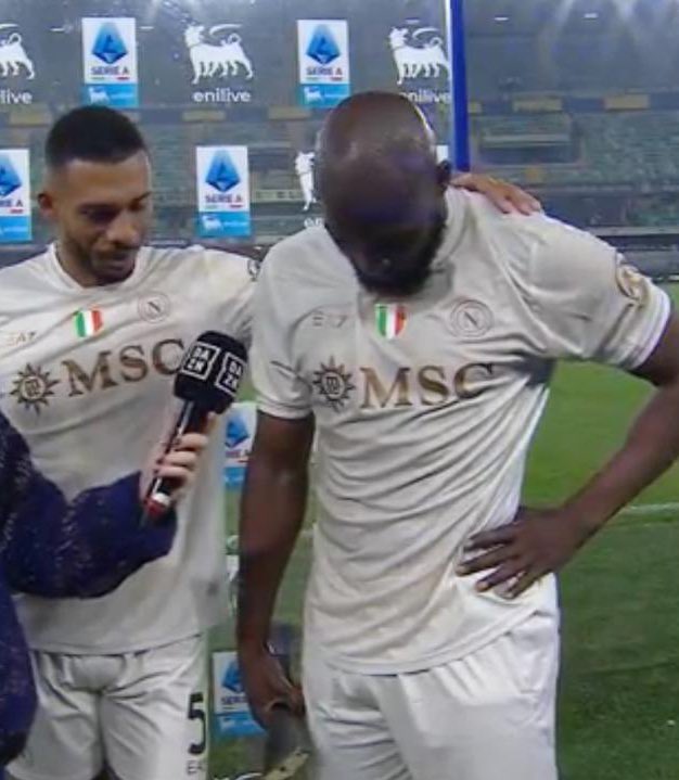 🇧🇪🗣️ | Romelu Lukaku :

« Le foot m’a tout donné, mais ces derniers mois ont été très durs avec la perte de mon papa. Je vais de l'avant pour mes enfants, pour mon frère et pour le Napoli, qui m'a tant donné. Avant d'arriver à Naples, j'étais anéanti. »

Big Rom’ 🥲

(<a href="/DAZN_IT/">DAZN Italia</a>)