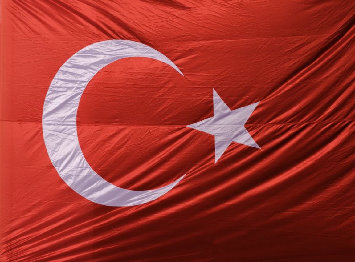vukuathaberx's tweet photo. Bu bayrağın altında yaşayıp ihanet edenlere, hilalin gölgesi haram olsun. https://t.co/Xg5AV7EX9d