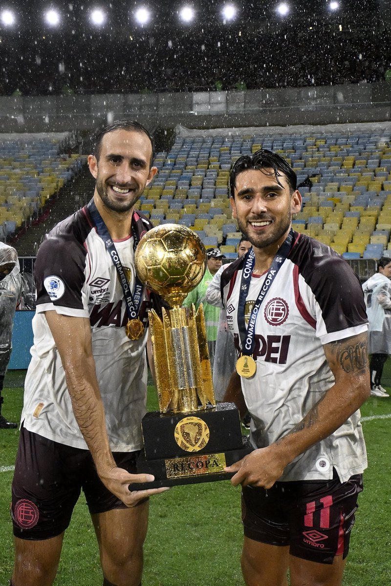 clublanus's tweet photo. SOMOS CAMPEONES DE LA RECOPA SUDAMERICANA 🇱🇻🌟 https://t.co/7skhPl3sGH
