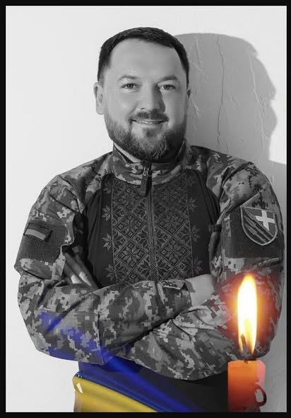 pogrebeckij's tweet photo. 28 лютого 2026 року у Рівненському районі попрощалися із двома Захисниками- Олександром Курсиком з Рівненської громади та Романом Сабанюком з Корецької громади.
📷Олександр Курсик народився 01 жовтня 1985 року в селі Срібне колишнього Радивилівського району. Навчався у Бродівській спеціалізованій школі з поглибленим вивченням англійської мови та в Радивилівському загальноосвітньому ліцеї.
Здобув фах журналіста у Міжнародному економіко-гуманітарному університеті імені академіка Степана Дем’янчука. Згодом навчався на економічному факультеті у Національному університеті водного господарства та природокористування.
У 19-річному віці почав журналістську діяльність. Був кореспондентом служби новин та ведучим на «Радіо Край», працював на телеканалах «Рівне 1», «НТН», «Інтер», був кореспондентом «ТСН», директором зі стратегічного розвитку телерадіокомпанії «Ритм» та власником інформаційно-розважального сайту «ЧаРівне».
З листопада 2007 року до червня 2008 року був помічником народного депутата. Тоді ж прийняв присягу держслужбовця й отримав сьомий ранг державної служби. З 2010 року був обраний депутатом Рівнеради, у 2013-му – головою фракції ВО «Батьківщина» у міській раді. З грудня 2021 року був першим заступником Малолюбашанського сільського голови.
У 2016 році Олександр Курсик перебував у зоні проведення антитерористичної операції. На початку повномасштабного вторгнення доєднався до лав ЗСУ і воював у складі 14-ї окремої механізованої бригади. Мав медаль «За військову службу Україні». Під час перебування на передовій отримав контузію. Після реабілітації продовжив службу в одній із військових частин Рівненщини.
Олександр Курсик помер у Рівному 26 лютого 2026 року після перенесеного інсульту. Упродовж двох тижнів лікарі боролися за його життя.
У Героя залишилися дружина та троє дітей.
Поховали військовослужбовця на Алеї Героїв кладовища «Нове» у Рівному.
📷Роман Сабанюк народився 31 січня 1999 року у селі Крилів. У 2016 році закінчив Крилівську загальноосвітню школу І–ІІІ ступенів, а у  2018 році завершив навчання у ВПУ № 1 міста Рівне, де здобув спеціальності «монтажник гіпсокартонних конструкцій» та «маляр».
Із початком повномасштабного вторгнення у 2022 році Роман Сабанюк став до лав Збройних Сил України.
З 21 квітня 2024 року вважався зниклим безвісти.
Згодом стало відомо, що воїн загинув під час виконання бойового завдання внаслідок штурмових дій противника в населеному пункті Очеретине Покровського району Донецької області.
Поховали Героя на місцевому кладовищі.
Схиляємо голови у скорботі!