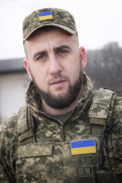 pogrebeckij's tweet photo. 28 лютого 2026 року у Рівненському районі попрощалися із двома Захисниками- Олександром Курсиком з Рівненської громади та Романом Сабанюком з Корецької громади.
📷Олександр Курсик народився 01 жовтня 1985 року в селі Срібне колишнього Радивилівського району. Навчався у Бродівській спеціалізованій школі з поглибленим вивченням англійської мови та в Радивилівському загальноосвітньому ліцеї.
Здобув фах журналіста у Міжнародному економіко-гуманітарному університеті імені академіка Степана Дем’янчука. Згодом навчався на економічному факультеті у Національному університеті водного господарства та природокористування.
У 19-річному віці почав журналістську діяльність. Був кореспондентом служби новин та ведучим на «Радіо Край», працював на телеканалах «Рівне 1», «НТН», «Інтер», був кореспондентом «ТСН», директором зі стратегічного розвитку телерадіокомпанії «Ритм» та власником інформаційно-розважального сайту «ЧаРівне».
З листопада 2007 року до червня 2008 року був помічником народного депутата. Тоді ж прийняв присягу держслужбовця й отримав сьомий ранг державної служби. З 2010 року був обраний депутатом Рівнеради, у 2013-му – головою фракції ВО «Батьківщина» у міській раді. З грудня 2021 року був першим заступником Малолюбашанського сільського голови.
У 2016 році Олександр Курсик перебував у зоні проведення антитерористичної операції. На початку повномасштабного вторгнення доєднався до лав ЗСУ і воював у складі 14-ї окремої механізованої бригади. Мав медаль «За військову службу Україні». Під час перебування на передовій отримав контузію. Після реабілітації продовжив службу в одній із військових частин Рівненщини.
Олександр Курсик помер у Рівному 26 лютого 2026 року після перенесеного інсульту. Упродовж двох тижнів лікарі боролися за його життя.
У Героя залишилися дружина та троє дітей.
Поховали військовослужбовця на Алеї Героїв кладовища «Нове» у Рівному.
📷Роман Сабанюк народився 31 січня 1999 року у селі Крилів. У 2016 році закінчив Крилівську загальноосвітню школу І–ІІІ ступенів, а у  2018 році завершив навчання у ВПУ № 1 міста Рівне, де здобув спеціальності «монтажник гіпсокартонних конструкцій» та «маляр».
Із початком повномасштабного вторгнення у 2022 році Роман Сабанюк став до лав Збройних Сил України.
З 21 квітня 2024 року вважався зниклим безвісти.
Згодом стало відомо, що воїн загинув під час виконання бойового завдання внаслідок штурмових дій противника в населеному пункті Очеретине Покровського району Донецької області.
Поховали Героя на місцевому кладовищі.
Схиляємо голови у скорботі!
