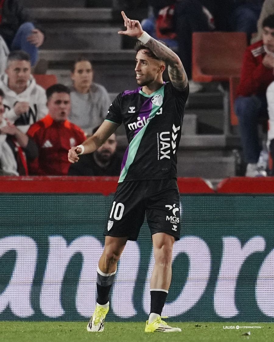 DvdPicon's tweet photo. 📊 Malagueños que marcaron más goles con el @MalagaCF en una misma temporada:

15* | Basti (1997-98)
9 | Isco (2012-13)
9 | Apoño (2008-09)
8 | Larrubia (2025-26) 🔥
8* | Dioni (2023-14)
8 | Juanmi (2014-15)

*Segunda B o Primera RFEF https://t.co/n1brHk94aD