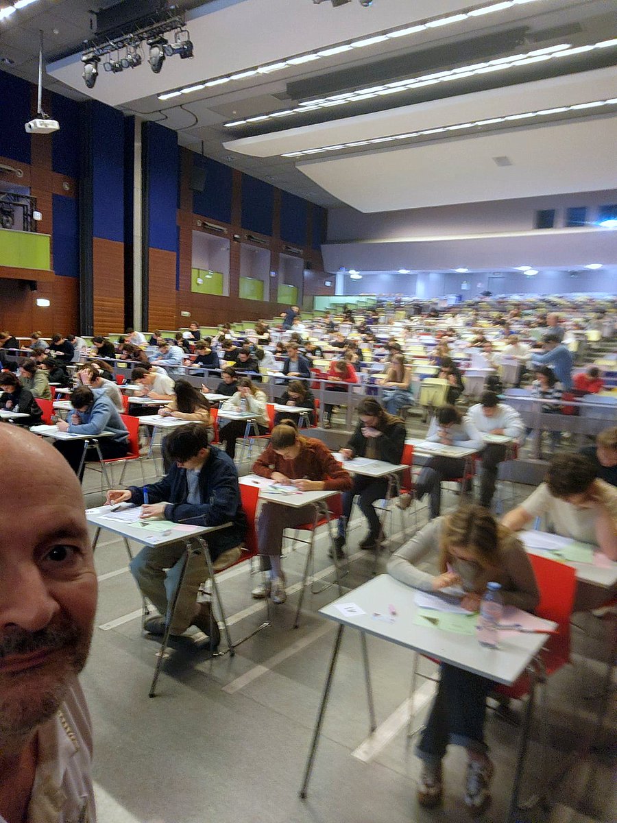 AndreMalpel's tweet photo. 🎓 Tradition à Dauphine ! 🎓
Depuis 2010, tjrs le même plaisir de retrouver cet amphi mythique pour les partiels. 📚✍️
Étudiants concentrés et ambiance unique... et je précise : garantie 100% réelle, sans IA ! 🤣 📸
Courage pour les épreuves ! 💪
#Dauphine #Partiels #Enseignement https://t.co/rTJAXuY2eA