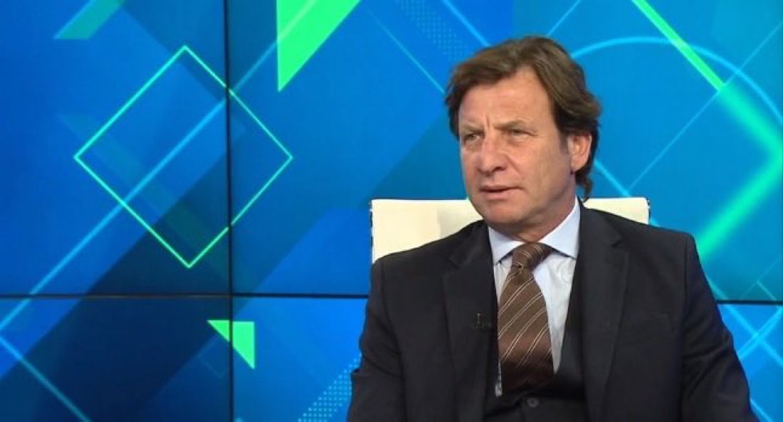 Kaya Çilingiroğlu;

“Faul yapıyorlar sarı kart görmüyorlar. Bugün Singo’nun bir hareketi var, dışarıda birisine yapsan 6 yıl yatarı var. Rakip futbolcular zaten her maçta Galatasaray’a gol hediye ediyor. Bu nasıl şerefsizliktir ya”