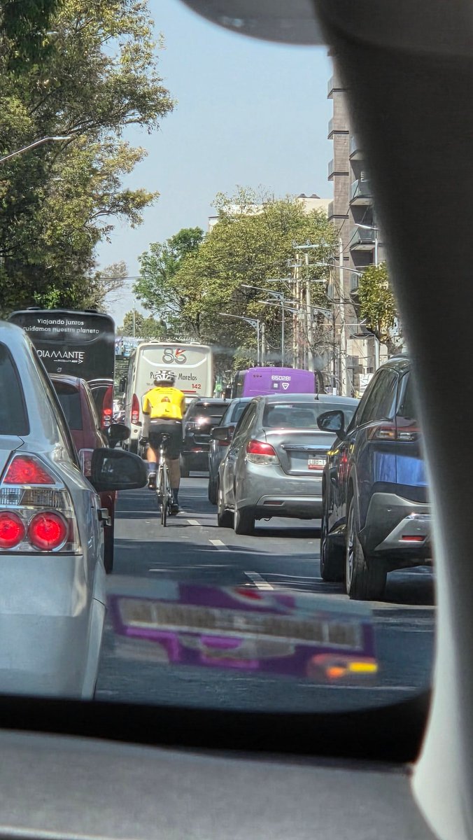 alo22se's tweet photo. Tanto que piden ciclovia. Que paso hasta en 3er carril.  #Tlalpan #ciclovia @LaSEMOVI https://t.co/T27LsxkBWl