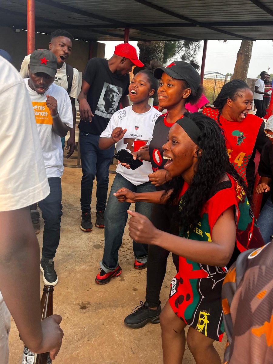 gauteng_effyc's tweet photo. ♦️ICYMI♦️
Gauteng EFF Youth Command PYILC member fgtr Delton Baloyi holds a Soweto Derby Watchalong in Randwest, Zuurbekom where the youth and people of the community came together to watch the game.❤️💚🖤
#EFFYouthCommand https://t.co/35l0kzaHRU