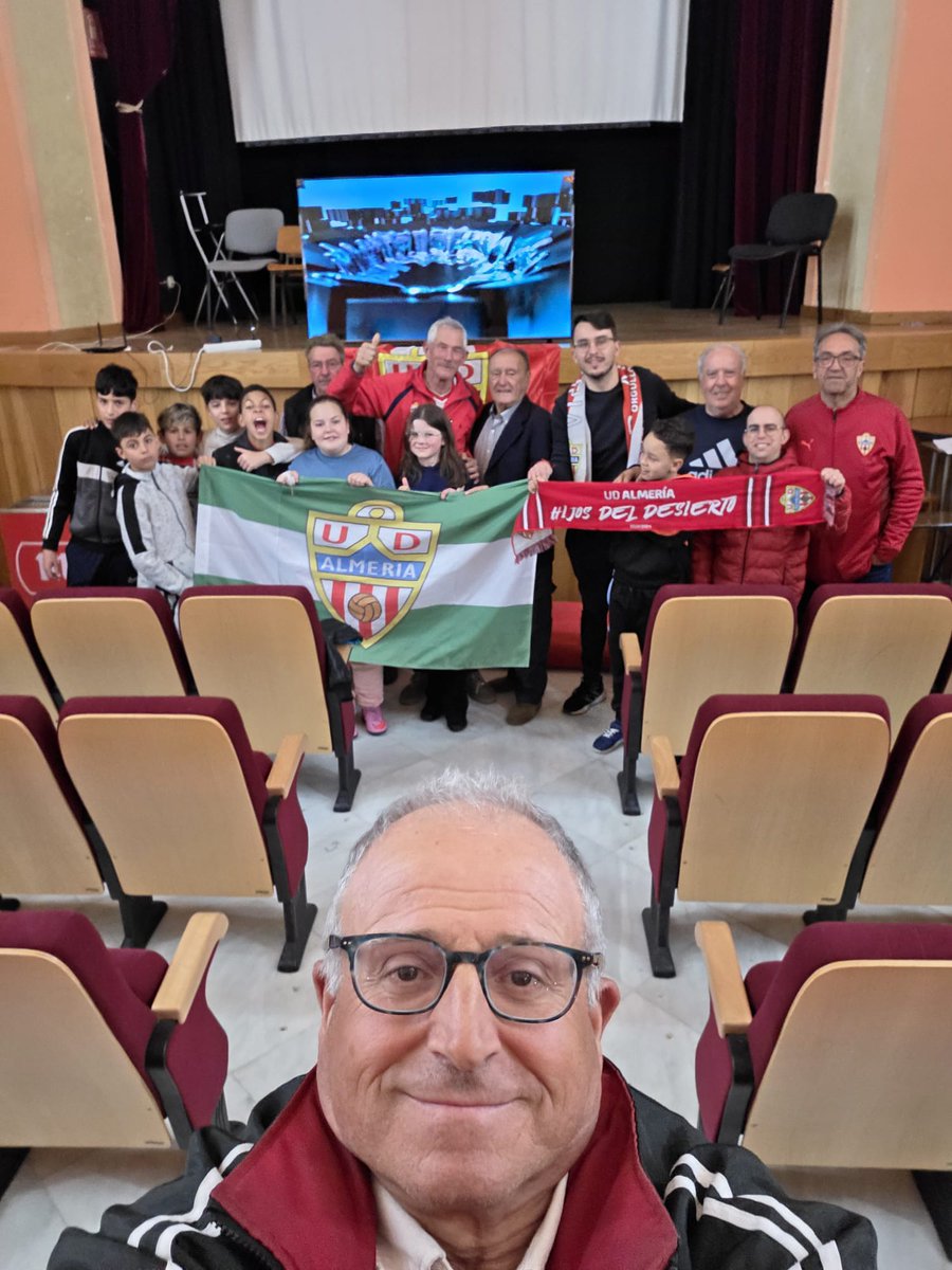 -En el día de ayer nos volvimos a reunir algunos miembros de nuestra peña en el Teatro Municipal de Fiñana, para seguir sufriendo con nuestro Almería y sacar un punto sobre la bocina.

-Aprovechamos también para desear un muy feliz día de Andalucía. 
VIVA ANDALUCÍA 💚🤍💚