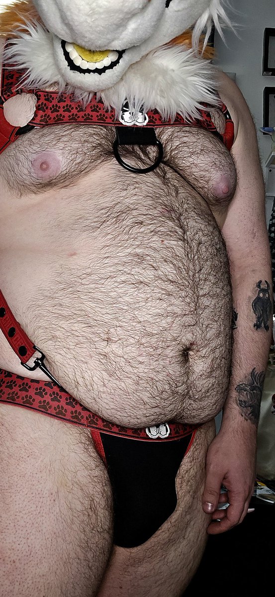 Wanna cuddle with this hefty hairy belly? 👉👈
