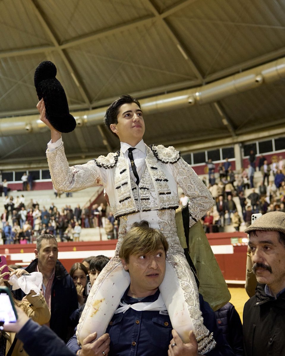 📸📸 ¡𝗟𝗔 𝗙𝗢𝗧𝗢 𝗗𝗘𝗟 𝗗𝗜́𝗔! Puerta grande para 𝗠𝗔𝗥𝗖𝗢 𝗣𝗘́𝗥𝗘𝗭 en La Flecha tras cortar tres orejas bajo un “𝗻𝗼 𝗵𝗮𝘆 𝗯𝗶𝗹𝗹𝗲𝘁𝗲𝘀”.