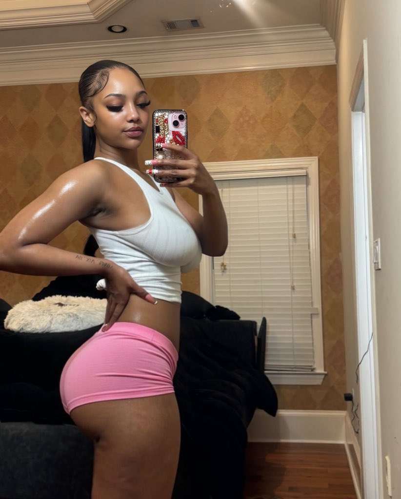 What’s that one thing you know about girls built like this??