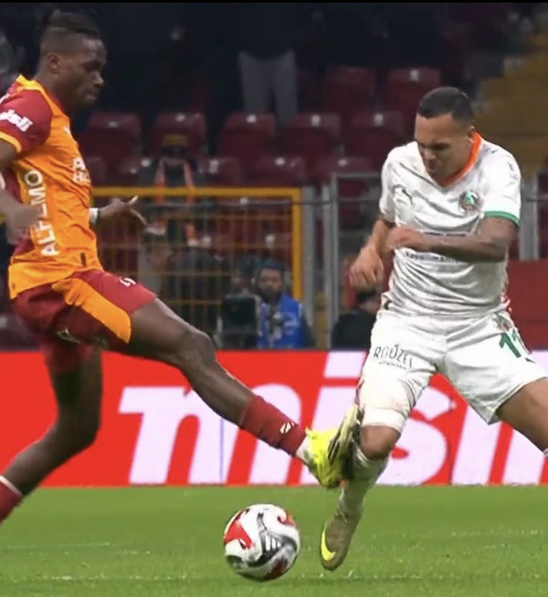 Şu pozisyon Aslında son 11 yılın özeti.

FB düşmanlığı ile nam salan
Orta hakem Ali Şansalan.
VAR’da HUM.

Sonra dönüp diyoruz ki “neden şampiyon olamıyoruz?”

FBmizi defalarca katleden 
 gs’a hep kıyak geçen 
bu tetikçilerin düdüğü asmak yerine
 “FIFA “hakemi olarak