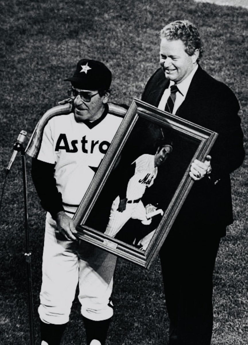HarryHaris48861's tweet image. Rusty Staub presents Houston Astros coach Yogi Berra with a picture from when Yogi was managing the New York Mets - Shea Stadium 1986. #YogiBerra #HoustonAstros #Houston #Astros #RustyStaub #NewYorkMets #NewYork #Mets #SheaStadium #baseball ⚾️